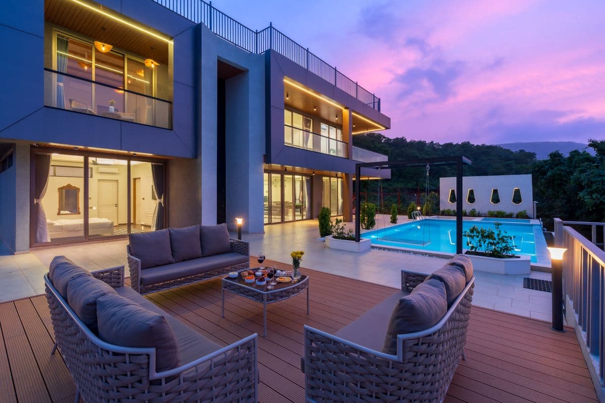 Piscina con deck y living exterior (foto ilustrativa)