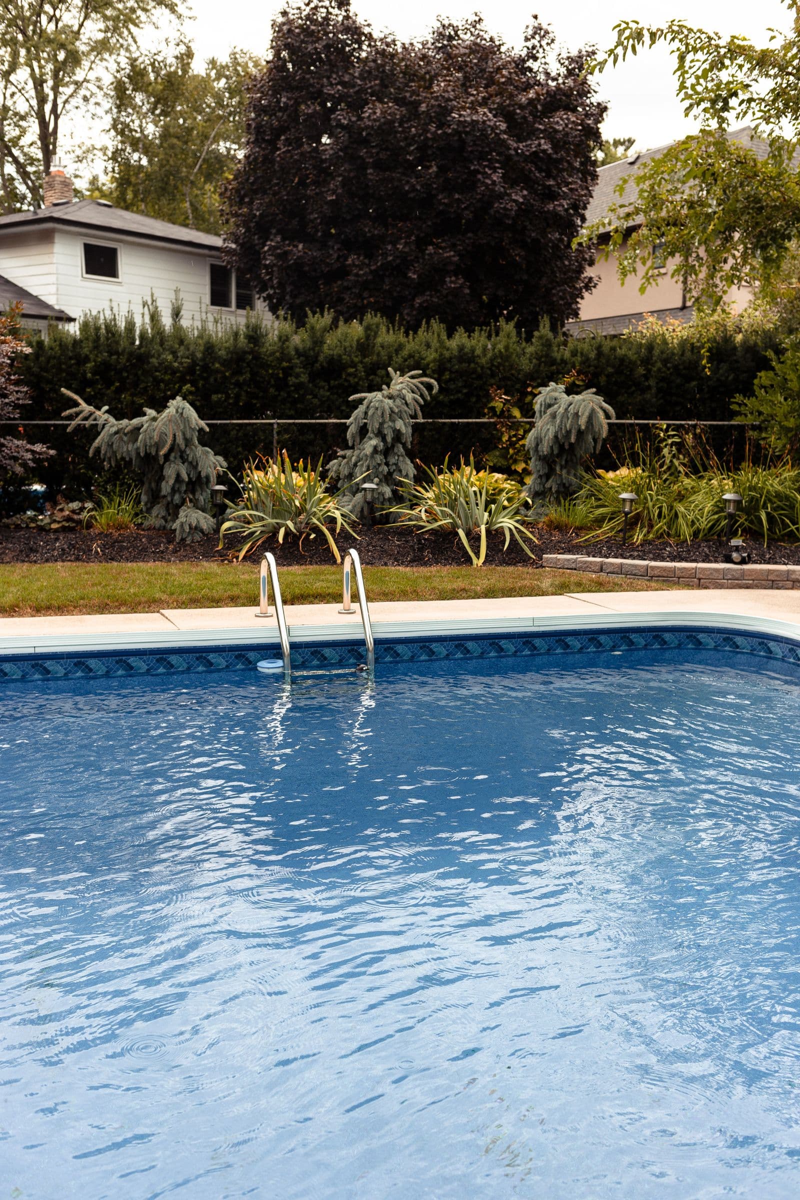 Piscina residencial de agua celeste en un jardín (foto ilustrativa)